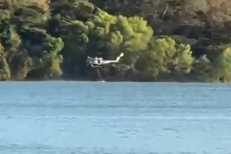 SRUŠIO SE VOJNI HELIKOPTER DOK JE GASIO ŠUMSKI POŽAR: Dva člana posade prebačena u bolnicu sa teškim povredama (VIDEO)