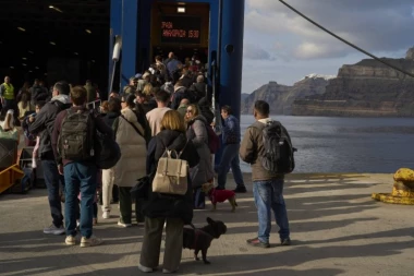 EGZODUS! KAO DA JE KRAJ SVETA: Evo koliko je ljudi ukupno u poslednja tri dana zbog zemljotresa napustilo SANTORINI