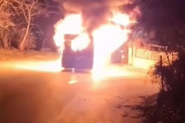 AUTOBUS U PLAMENU! Horor u Sremskoj Kamenici! HITNE SLUŽBE  NA TERENU! (VIDEO)