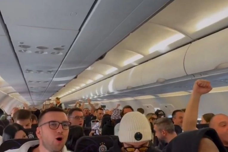 GROBARI ZAPALILI AVION: Luda žurka na letu košarkaša Partizana (VIDEO)