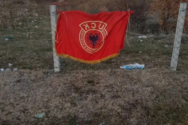 RODITELJI SRPSKE DECE PRESTRAVLJENI! Na igralištu u Orahovcu postavljene zastave Albanije i terorističke OVK! (FOTO)