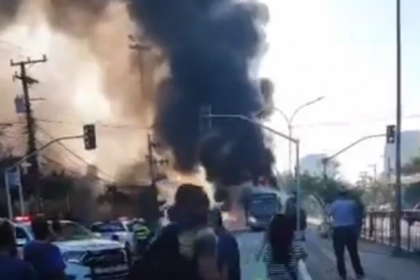 AVION PAO NA AUTOBUS, IMA MRTVIH! Letelica se srušila na ulicu punu vozila: Odjeknula eksplozija, kulja crni dim!