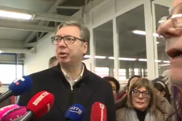 DRŽAVA ĆE POMOĆI I TEKSTILNOJ INDUSTRIJI! Vučić obilazi fabriku "Biliczki" u Molu!