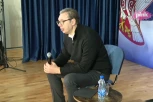 STANOVI ZA MLADE SU UŽASNO VAŽNI! Predsednik Vučić razgovara o problemima sa meštanima Mola!