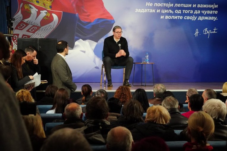 "PROGRAM STANOVA ZA MLADE JE NADA ZA SRBIJU"! Vučić razgovarao sa narodom u Molu!