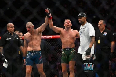 DOMINATNO! UFC šampion prebio protivnika, jednim UDARCEM MU SLOMIO NOS (VIDEO)