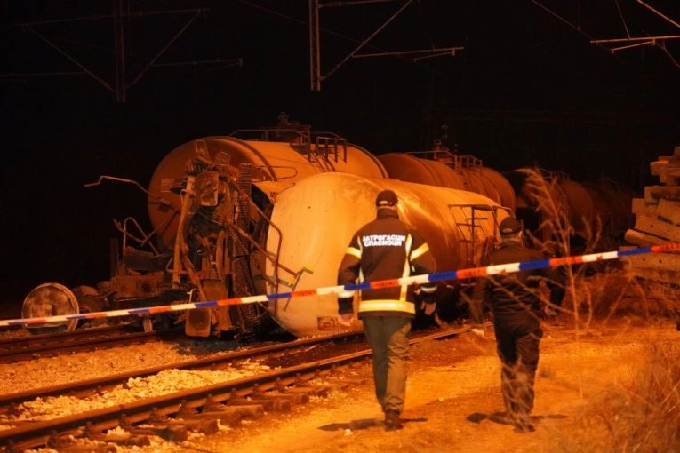 PRVI DNIMCI NESREĆE U VRČINU! Iz prevrnute cisterne curi sumporna kiselina, vatrogasci-spasioci na terenu! (FOTO/VIDEO)