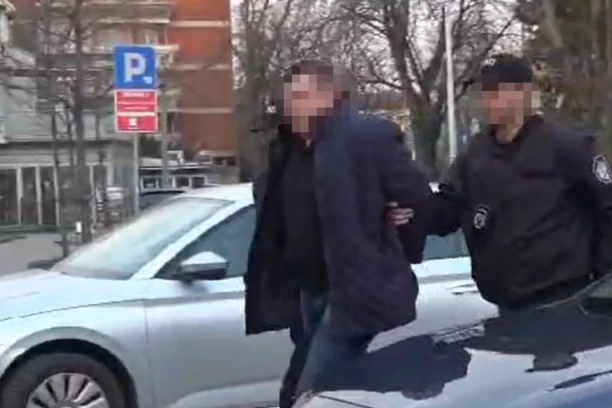 BACI CIGARU! RUKE NA KROV, NEŠTO OD ORUŽJA! Miloradu Grčiću u zgradi opštine nađena gomila novca, ovako ga je policija uhapsila! (VIDEO)