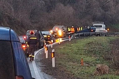 HOROR NA OBRENOVAČKOM PUTU! Prevrnuo se auto kod Dubokog, potpuni kolaps u saobraćaju (FOTO)