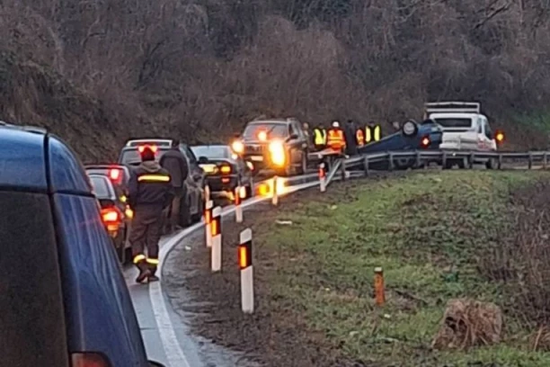 HOROR NA OBRENOVAČKOM PUTU! Prevrnuo se auto kod Dubokog, potpuni kolaps u saobraćaju (FOTO)