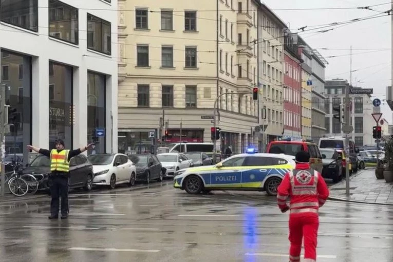 LEŽI NA PODU SA LISICAMA I NE PROGOVARA: Ovo je trenutak kada je uhapšen MONSTRUM, autom povredio 20 demonstranata, među njima i decu (VIDEO)