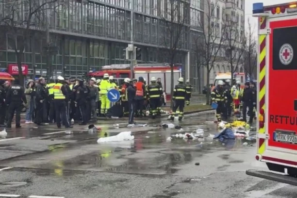 MEĐU POVREĐENIMA I DECA! Vozač pregazio demonstrante na ulici, najmanje 20 završilo u bolnici! Cika i vriska zaparali nebo (FOTO+VIDEO)