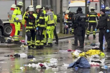 LEŽE NA ZEMLJI, PLAČU I VRIŠTE OD BOLOVA: Najmanje 15 povređenih u centru grada, vozač uleteo kolima u masu! (FOTO)