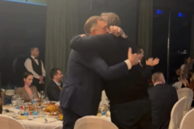 VUČIĆ I DODIK PROSLAVILI POBEDU BORCA! Zapevali uz himnu kluba, meze i piće! (VIDEO)