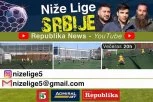 Među blokovima između parkića igra se drugarski fudbal