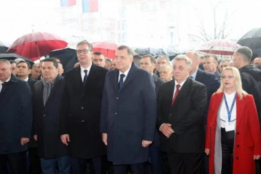 "NERVOZAN SAM JER SU NAM JANUAR I FEBRUAR LOŠ ZBOG PADA INVESTICIJA, A ONDA DOĐEM OVDE..." Vučić oduševljen novom klinikom u Slatini!