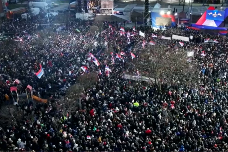 "OPSTAJEMO ZAHVALJUJUĆI VUČIĆU": Sa Kosova i Metohije došlo 1.000 Srba u Sremsku Mitrovicu da pokažu jedinstvo i slogu!