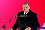 DODIK ZAPEVAO ZA GOVORNICOM U SREMSKOJ MITROVICI! Zagrmeo hit ovog poznatog pevača, pa poručio: Mogao sam i neku Bajinu...