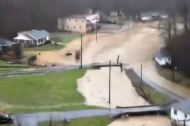 STRAVIČNE POPLAVE POSLE NEVREMENA UZELE DEVET ŽIVOTA: Majka i sedmogodišnje dete stradali nakon zaglavljivanja auta u vodi (VIDEO)