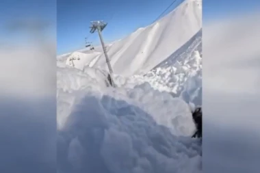 LAVINA ZATRPALA SKIJAŠA: Bezbrižno pevao ne sluteći kakva opasnost ga čeka, ljudi na žičari vrištali (VIDEO)