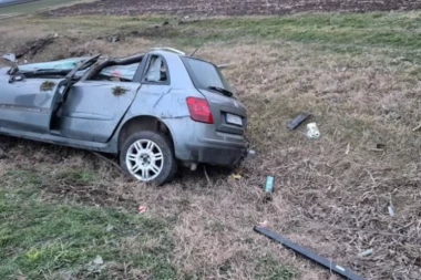 STRAVIČNA NESREĆA KOD BAČKOG GRADIŠTA! Automobil sleteo sa puta, SUVOZAN OSTAO ZAGLAVLJEN U UNIŠTENOM AUTOMOBILU! (FOTO)