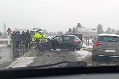 TEŽAK UDES KOD KRALJEVA! Sudarili se automobil i kamion, ima povređenih! (FOTO)