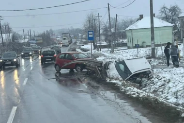 NEZGODA U ADRANIMA! Vozilo prevrnuto leži u šancu, drugo nasred puta - JEZIVO!