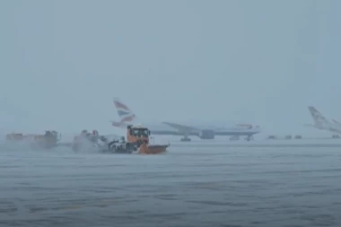 PRVA SLIKA SRUŠENOG AVIONA U TORONTU! Letelica se prevrnula, sve okovano ledom i snegom (FOTO)