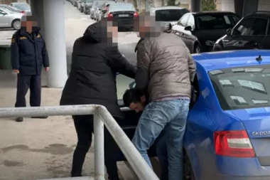 NOVI SNIMAK MONSTRUMA EMIRA SELIMOVIĆA! Ubicu doveli u Tužilaštvo, pognute glave uveden u zgradu! (VIDEO)