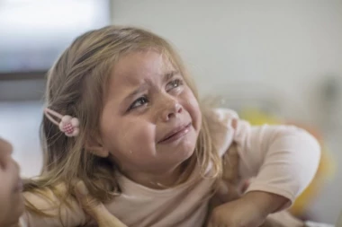 DEVOJČICU MARIJU JE MAJKA DOVELA U PRODAVNICU I VIKNULA: UNIŠTILA SI MI ŽIVOT! Nesrećno dete je vrištalo i vuklo je za suknju, ali ona se samo okrenula i NESTALA!