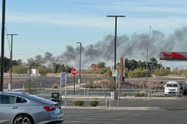 PRVA SLIKA SA MESTA SUDARA AVIONA U ARIZONI! Crni dim kulja sa aerodroma! (FOTO)