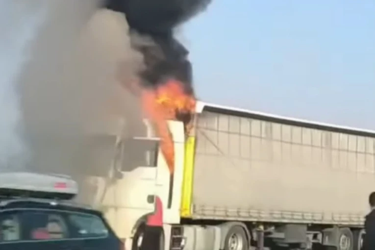 VATRA GUTA KAMION NA AUTO-PUTU! Drama kod Ćuprije, požar se rapidno širi, dim kulja na sve strane (VIDEO)