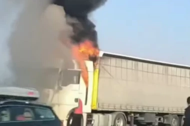 VATRA GUTA KAMION NA AUTO-PUTU! Drama kod Ćuprije, požar se rapidno širi, dim kulja na sve strane (VIDEO)