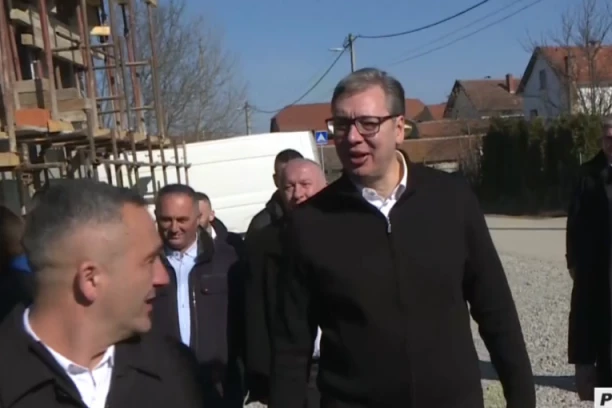 VUČIĆ U POSETI BRANIČEVSKOM OKRUGU: Predsednik obilazi proizvodni pogon pekare "IP Milanović" u Petrovcu na Mlavi (VIDEO)