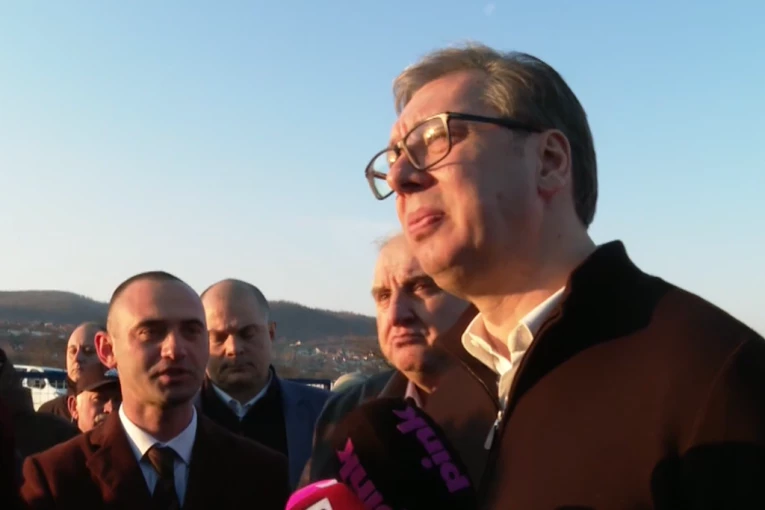 VUČIĆ OBILAZI GAZDINSTVO PORODICE VUJOVIĆ: Predsednik u selu Carevac!