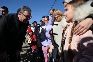 VUČIĆ U DRMNU: "Država je krenula u snažniju borbu protiv falsifikata meda, velika je stvar kad se mladi vrate na selo!" (FOTO)