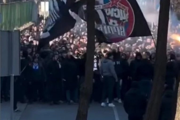 GROBARI U KORTEU STIGLI NA MARAKANU! Evo koliko pristalica Partizana je došlo organizovano na derbi (VIDEO)