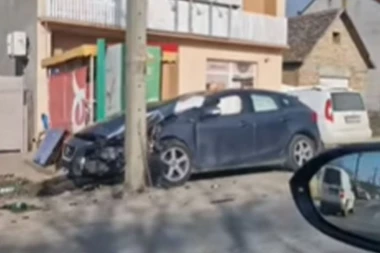 ZAKUCAO SE U BANDERU! Nesreća u Kuzminu, vozač automobila hitno prevezen u bolnicu! (VIDEO)