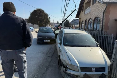 OD UDARCA SE ISKRIVILA BANDERA! Silovit sudar dva automobila u Čačku! (FOTO)