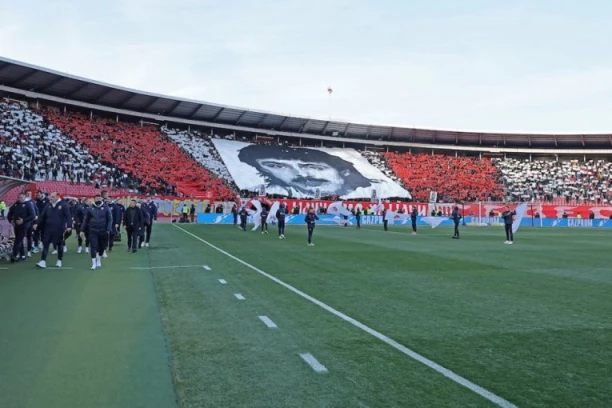 "DELIJE" I "GROBARI" U RAZLIČITOM RASPOLOŽENJU: Navijači Zvezde razvili nikad luđu koreografiju, dok su se Partizanovi setili svog saborca! (FOTO)