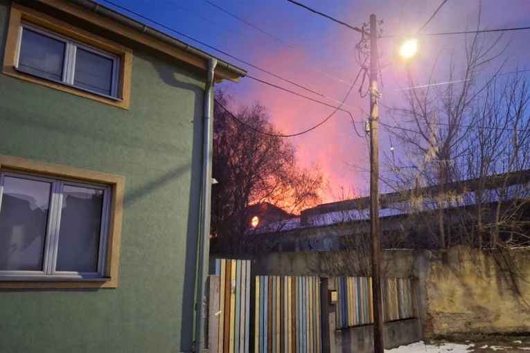 VELIKI POŽAR U NIŠU: Gori štamparija! Veliki broj vatrogasaca na terenu!