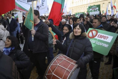 HAOS U SOFIJI! Bačen molotovljev koktel na zgradu EU!  (VIDEO)