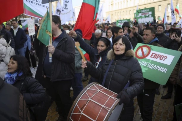 HAOS U SOFIJI! Bačen molotovljev koktel na zgradu EU!  (VIDEO)