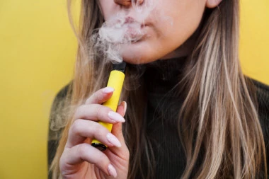 OMILJENI VEJPOVI IDU U ZABORAV : Grčka uvodi zabranu aromatizovanih elektronskih cigareta