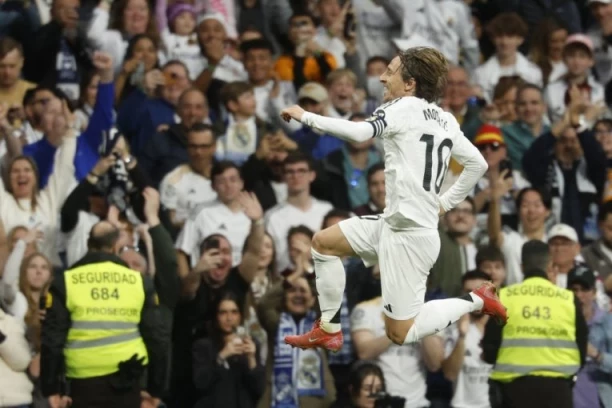 BRAVURA! Modrić oduševio navijači prelepim golom (VIDEO)