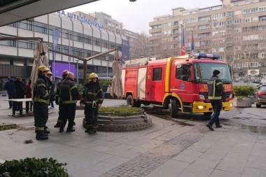 "ČULI SMO ALARM I OBEZBEĐENJE NAM JE REKLO DA HITNO MORAMO DA IZAĐEMO!" Veliki broj vatrogasaca ispred Gradske uprave Beograda - DIM SE OSETIO NA 16. SPRATU! (FOTO, VIDEO)