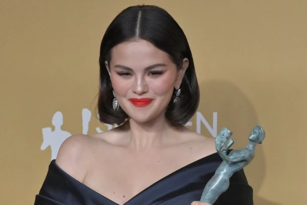 GOVORILI SU JOJ DA JE "BUCKA"! Selena Gomez izdanjem na dodeli SAG nagrada svima ZAPUŠILA USTA!