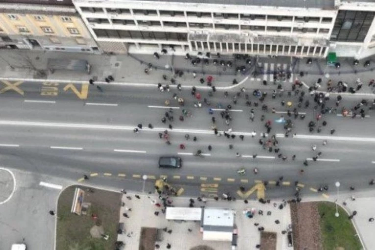 BORE SE PROTIV NASILJA, A NA PROTESTE NOSE NOŽEVE! Šačica opozicionara blokira rad Skupštine Novog Sada, napali i policiju! (FOTO)