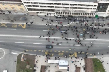 BORE SE PROTIV NASILJA, A NA PROTESTE NOSE NOŽEVE! Šačica opozicionara blokira rad Skupštine Novog Sada, napali i policiju! (FOTO)