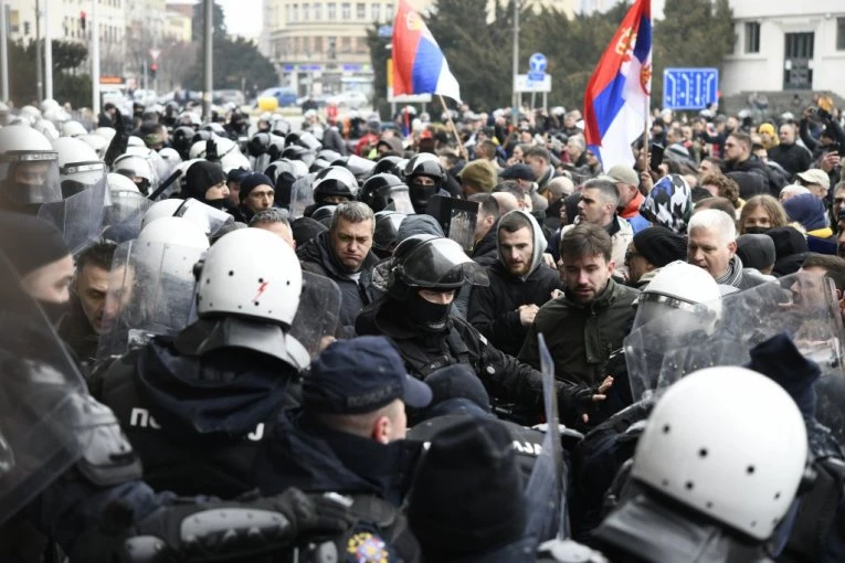 POGAČAR, JEŠIĆ, BAČULOV, BRKOVIĆ... Opozicionari u prvim redovima ispred Skupštine Novog Sada - POLICIJU GAĐAJU KAMENICAMA, JAJIMA, JOGURTOM! (FOTO, VIDEO)